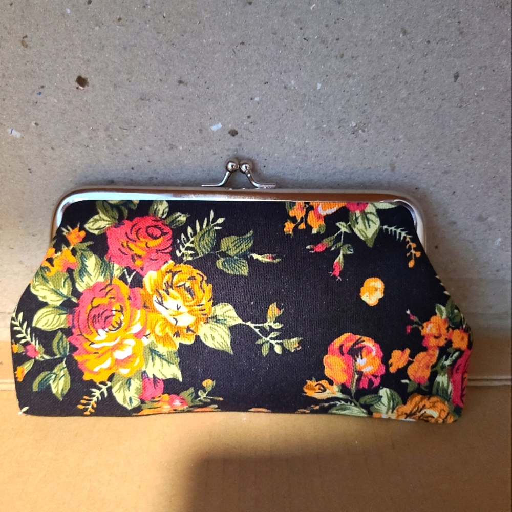 NWT FLORAL LARGE COIN PURSE  7 x 4.